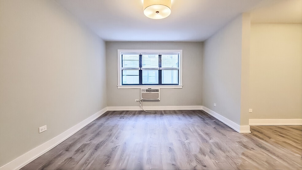 Building Photo - 454 W Barry Ave