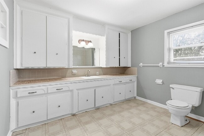 Building Photo - 344 Pennington Dr