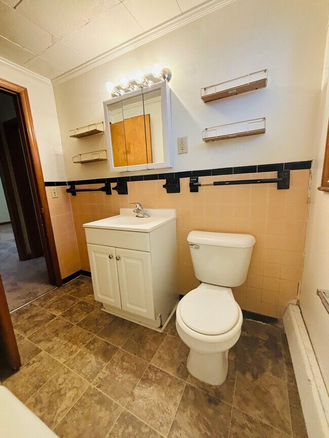 Building Photo - 208 Broce Dr