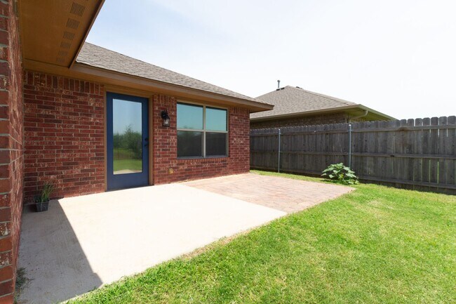 Building Photo - Lakeside Retreat - Newly Remodeled 3-Bedro...