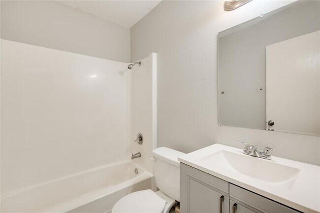 Building Photo - 915 Chisholm Cove