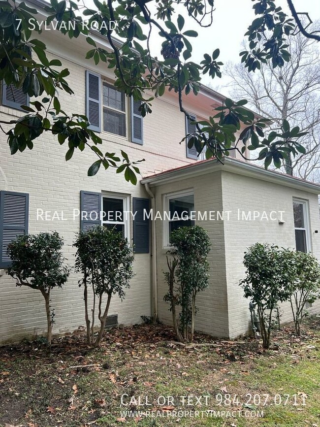 Building Photo - 1940's Charming 4 Bedroom 2 Bath Brick Col...