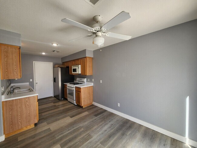 Building Photo - HENDERSON: 3 bed/2.5 bath Townhome with Spacious Kitchen, Private Backyard, Large Primary Suite &...