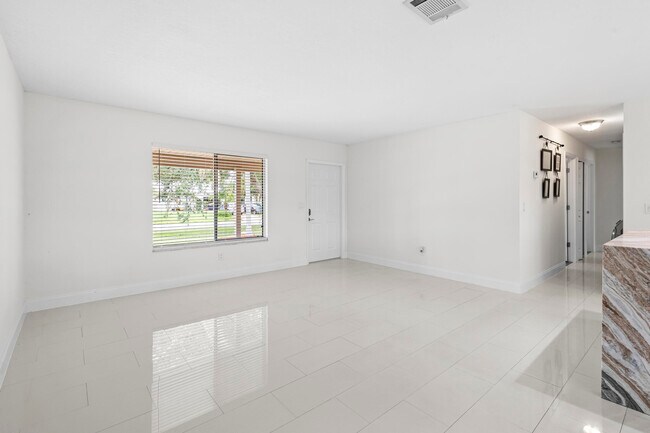 Building Photo - 766 SW Belmont Cir