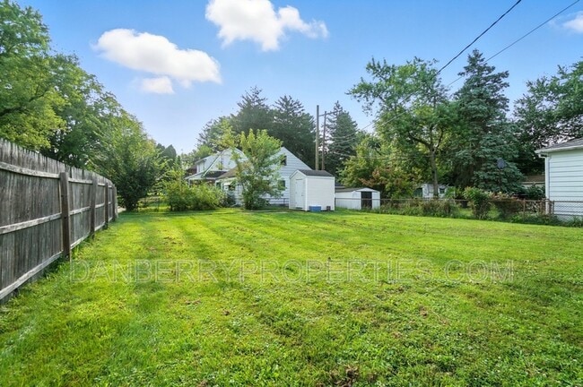 Building Photo - 1126 Searles Rd