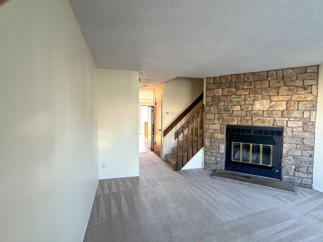 Building Photo - Beautiful TownHome Near Chatfield Reservoir