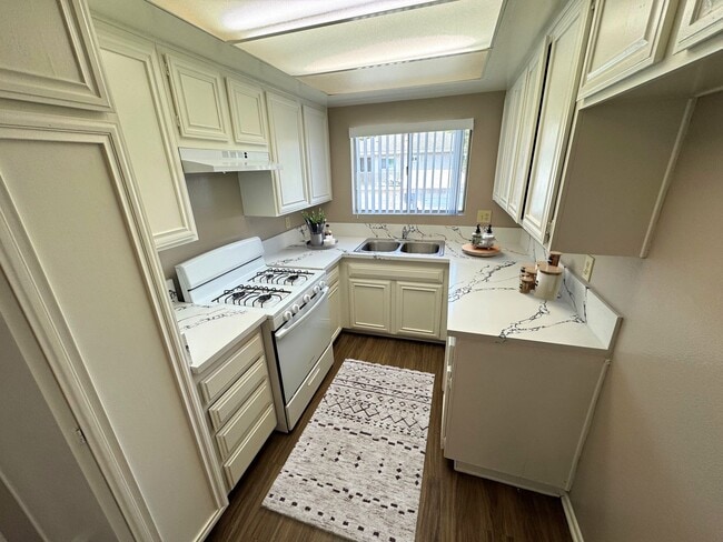 Building Photo - Coastal Living in Port Hueneme **MOVE-IN SPECIAL!** 1/2 OFF 1ST MONTHS RENT!