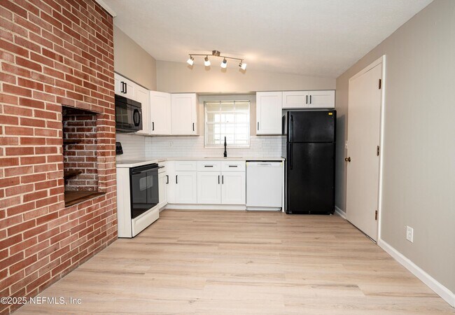 Building Photo - 313 Suzanne Dr
