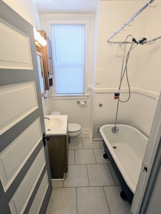 Building Photo - 228 N Pearl St