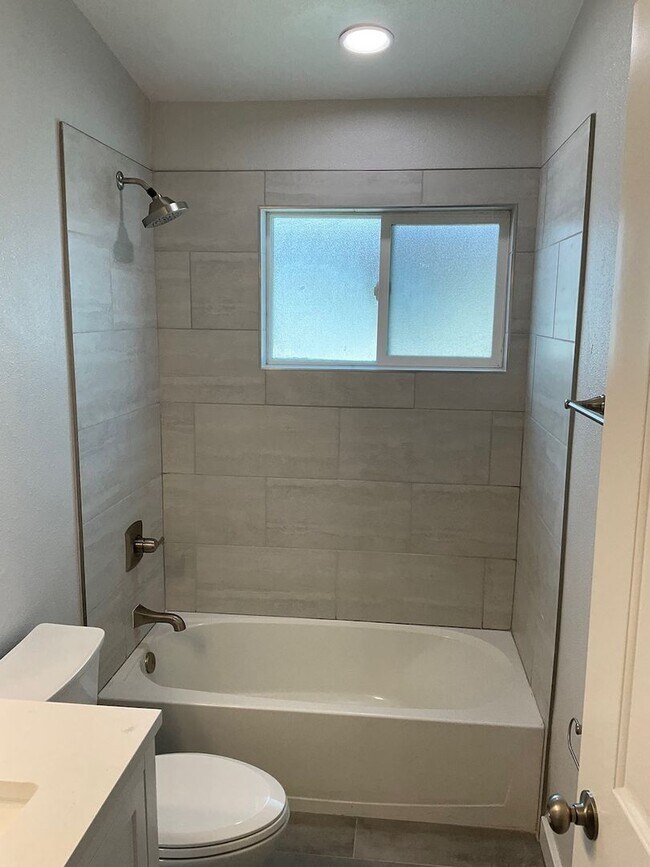 Building Photo - Nicely remodeled 1bd apt close to downtown