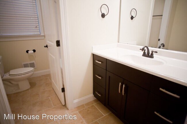Building Photo - 3 br, 1 bath House - 111 Cameron Court Unit B