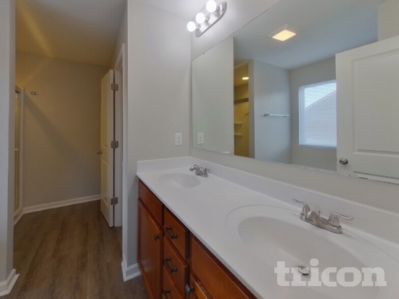 Building Photo - 3313 Pikes Peak Dr