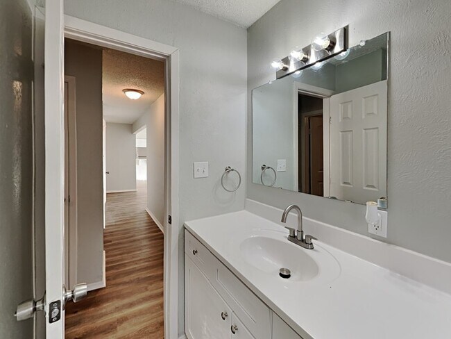 Building Photo - 2312 Suffolk Ln