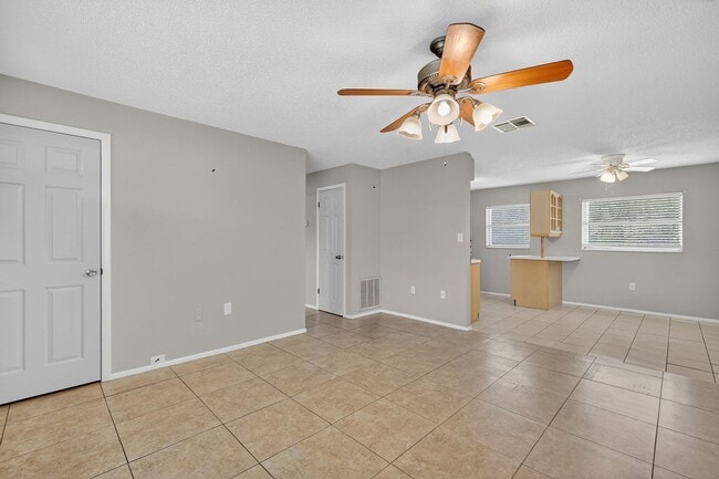 Building Photo - 3 Bedroom Home in Tavares – Available Now!