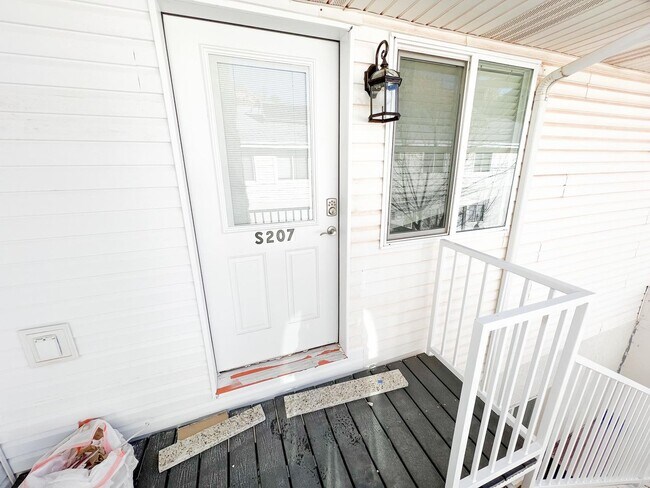 Building Photo - S207 Renovated Studio Apartment! Utilities Included!