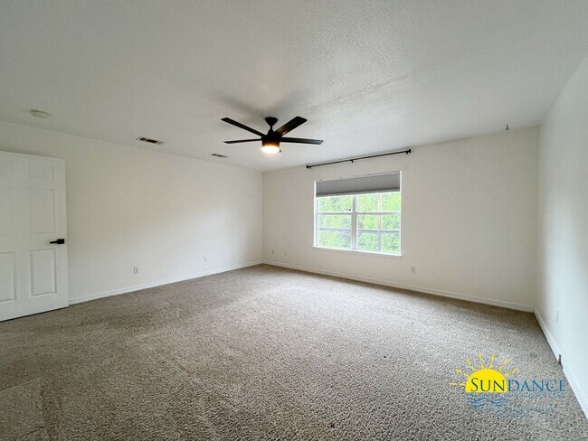 Building Photo - Charming 3-Bedroom + Office Home in Crestview, Prime Location Near I-10 & FL-85!
