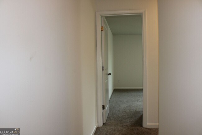 Building Photo - 9220 Golfview Cir