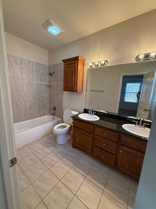 Building Photo - 1208 Country Club Rd