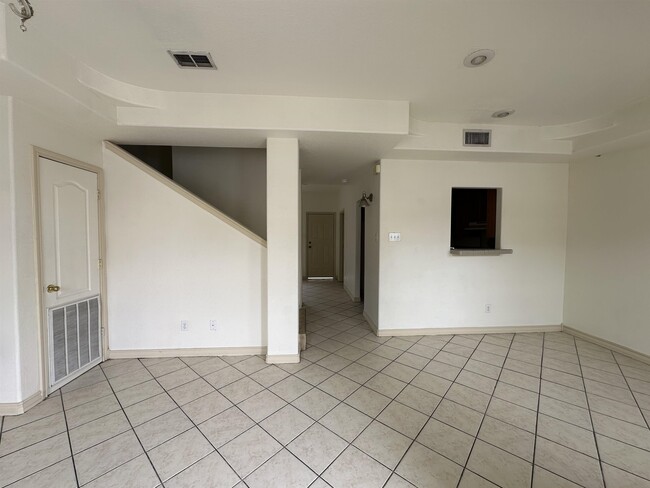 Building Photo - 1000 Ranchway Dr