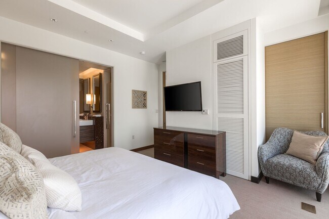 Building Photo - BEAUTIFUL WALDORF ASTORIA UNIT ON THE 34TH FLOOR!