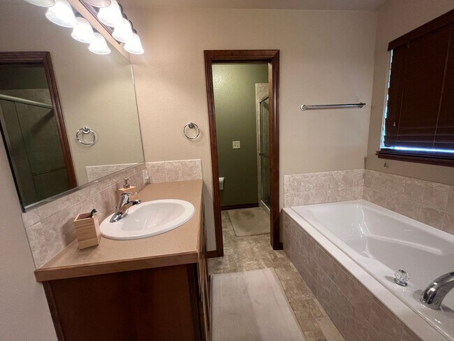 Building Photo - Beautiful single-family home in Berthoud!