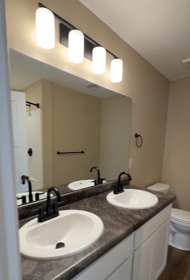 Building Photo - 4BR Duplex - Modern Energy Efficiency!!!