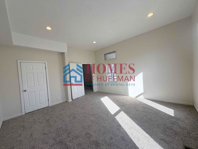 Building Photo - Three Bedroom House w/ Bonus Room