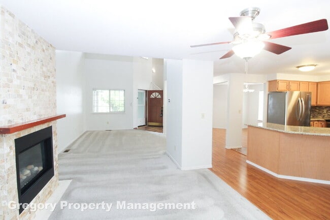 Building Photo - 2000 Village Green Dr