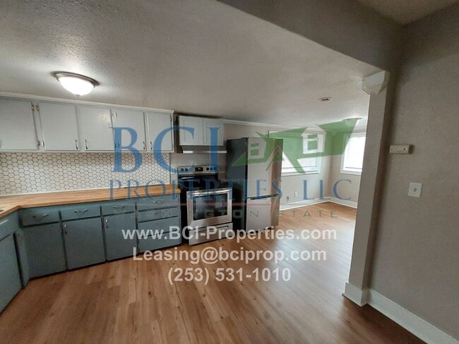 Building Photo - Beautifully remodeled 2 bedroom Duplex nex...
