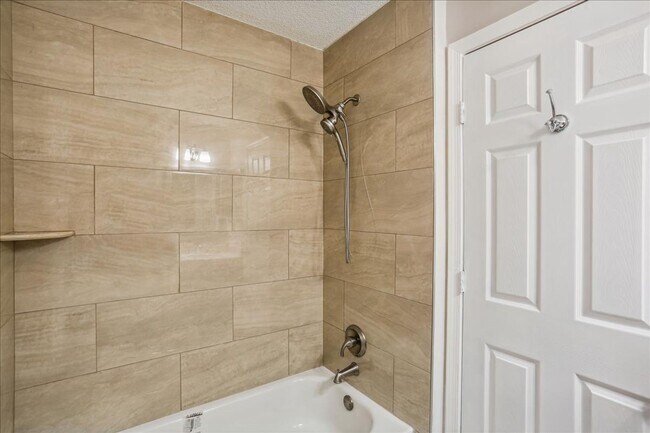 Building Photo - Great 3+2+ Loft in Germantown!