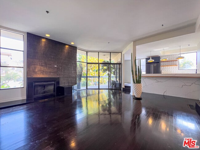 Building Photo - 935 Westbourne Dr