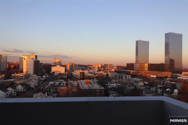 Building Photo - 1600 Center St