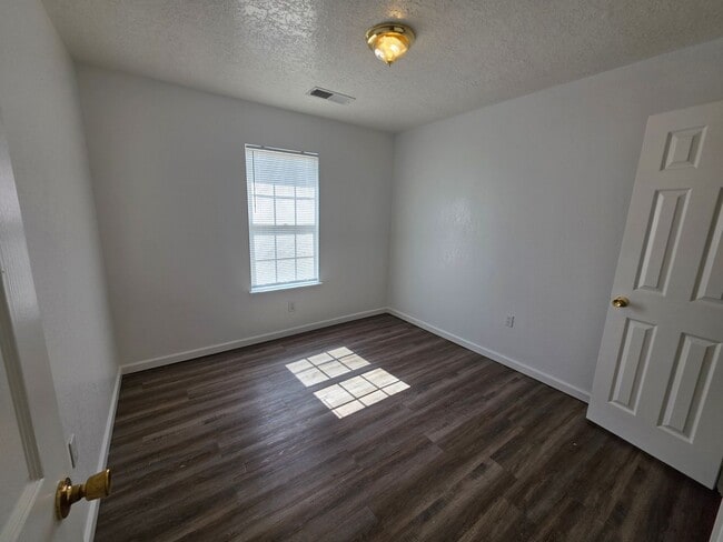 Building Photo - Your Awesome 3-Bed Home Awaits!