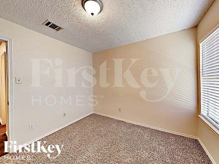 Building Photo - 8213 Meadowbrook Dr