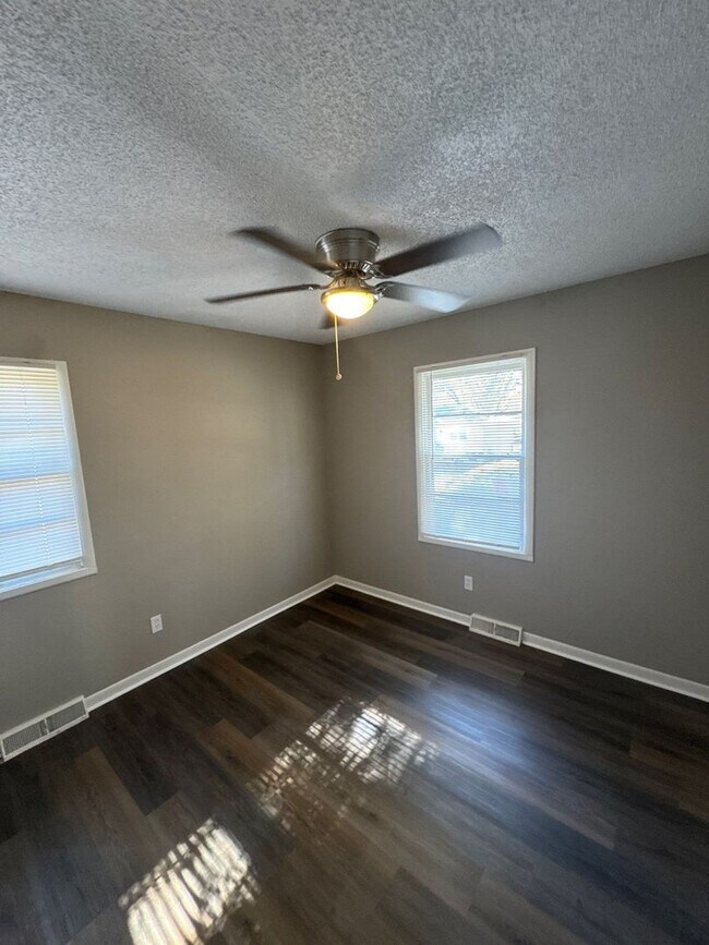 Building Photo - AVAILABLE NOW!! Oak Grove 3 Bed 2 Car garage!