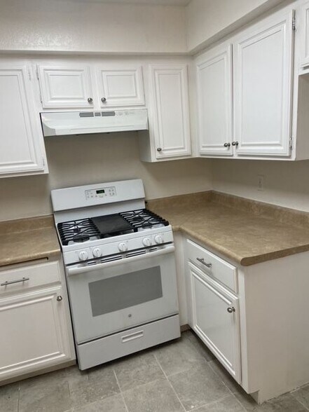 Building Photo - 10920 Moorpark