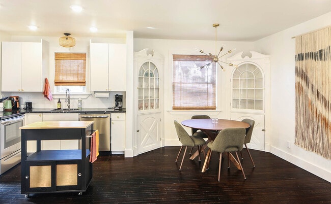 Building Photo - 1104 Matthews Pl