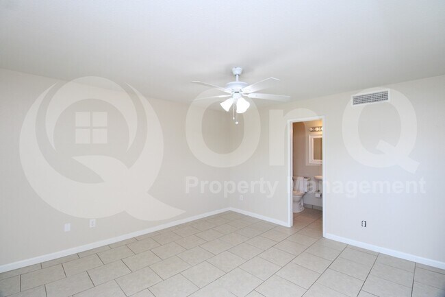 Building Photo - 928 E Diamond Dr