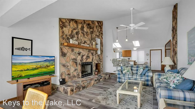 Building Photo - 3 br, 2 bath House - 821 Winn Rd #10L