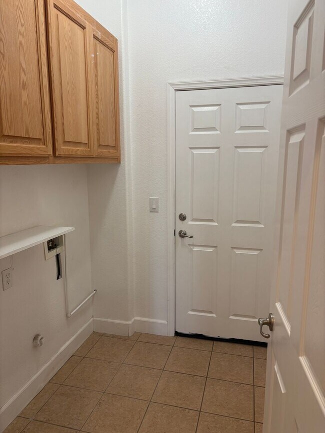 Building Photo - Beautiful Plumas Lake Home AVAILABLE NOW!