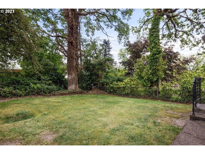 Backyard - 2704 SW 123rd Ave