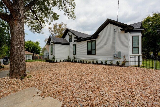 Building Photo - 901 Shoal Cliff Ct