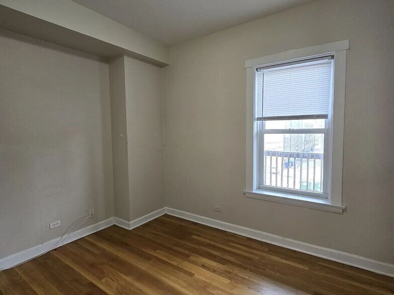 Building Photo - 7458 N Greenview Ave