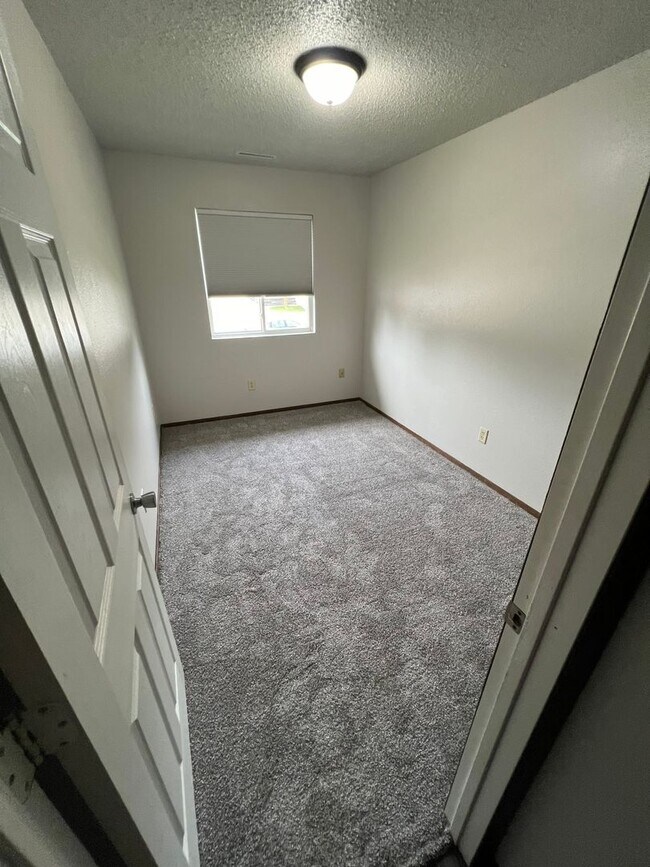 Building Photo - 3 bedroom apartment-NW Ames close to Sawyer Elementary-no pet fees