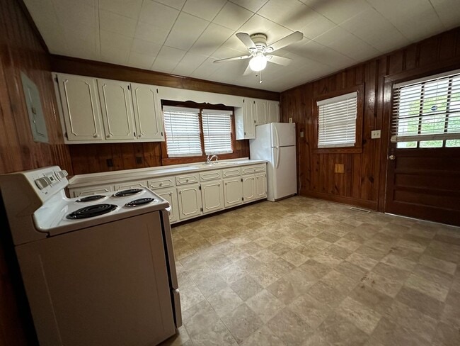 Building Photo - FOR RENT - Terrific location, great price....near everything!