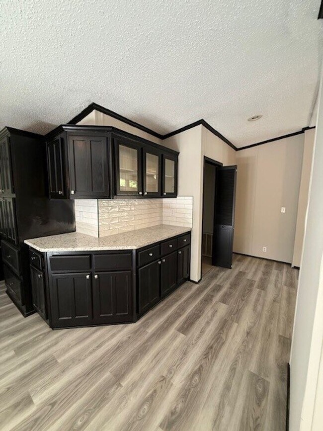 Building Photo - Available Now Spacious 3 Bedroom Home on P...