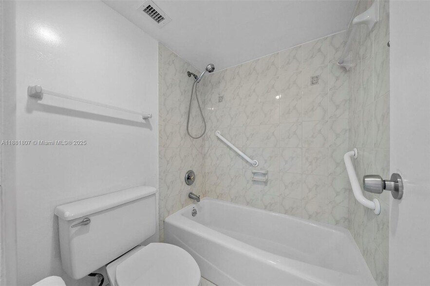 Building Photo - 300 Bayview Dr