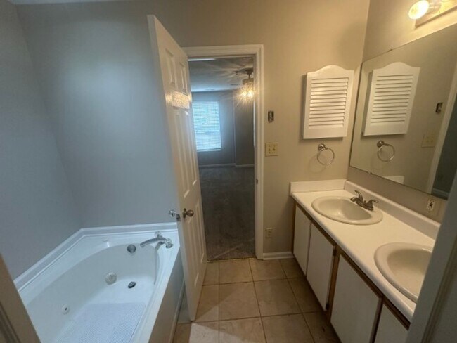 Building Photo - 267 Waterdown Dr