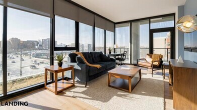 Building Photo - 513 S Damen Ave