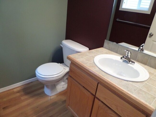 Building Photo - Stunning and Large 3-Bedroom Townhome with...